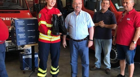 Mais um reforo de equipamento (Botas) para os nossos bombeiros, concedido pelo Sr.Amrico da empresa Vitria do Sobra